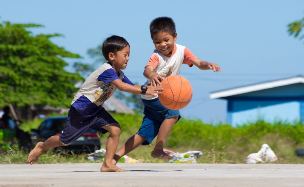 niños jugando baloncesto