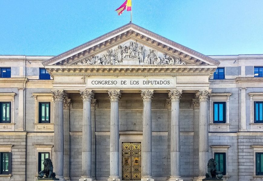 ¿Qué requisitos deben darse en España para que prospere una moción de censura al gobierno central?